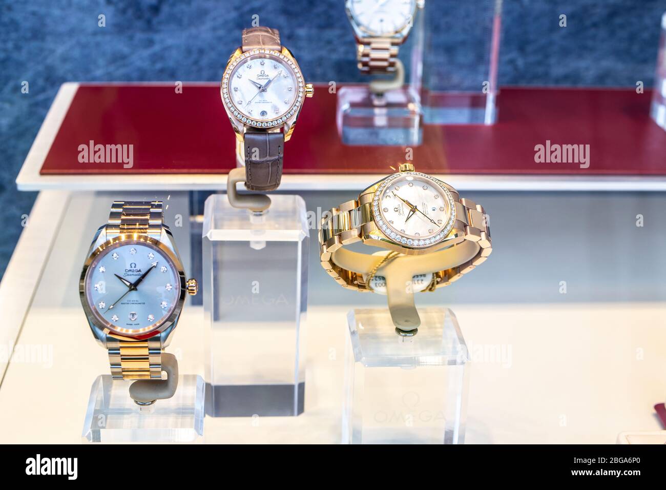 Genève, Suisse, mars 2020 montre Omega, vitrelle avec montres mécaniques à la mode à vendre, Omega est le fabricant de montres suisses de luxe Banque D'Images Genève, Suisse, mars 2020 montre Omega, vitrelle avec montres mécaniques à la mode à vendre, Omega est le fabricant de montres suisses de luxe Banque D'Images