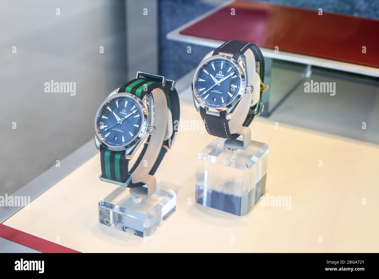 Genève, Suisse, mars 2020 montre Omega, vitrelle avec montres mécaniques à la mode à vendre, Omega est le fabricant de montres suisses de luxe Banque D'Images Genève, Suisse, mars 2020 montre Omega, vitrelle avec montres mécaniques à la mode à vendre, Omega est le fabricant de montres suisses de luxe Banque D'Images