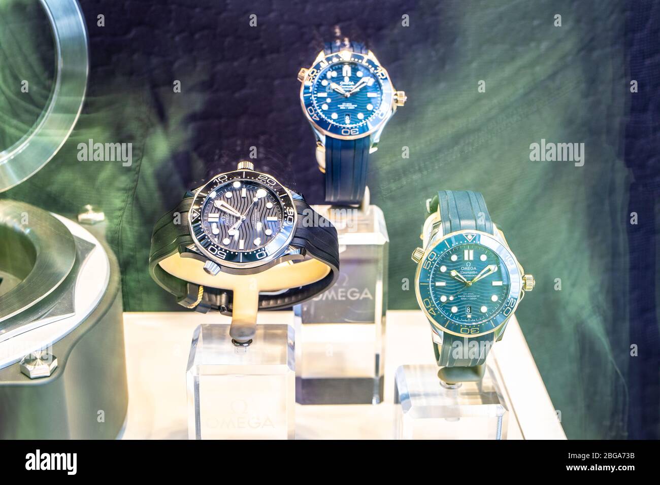 Genève, Suisse, mars 2020 montre Omega, vitrelle avec montres mécaniques à la mode à vendre, Omega est le fabricant de montres suisses de luxe Banque D'Images Genève, Suisse, mars 2020 montre Omega, vitrelle avec montres mécaniques à la mode à vendre, Omega est le fabricant de montres suisses de luxe Banque D'Images