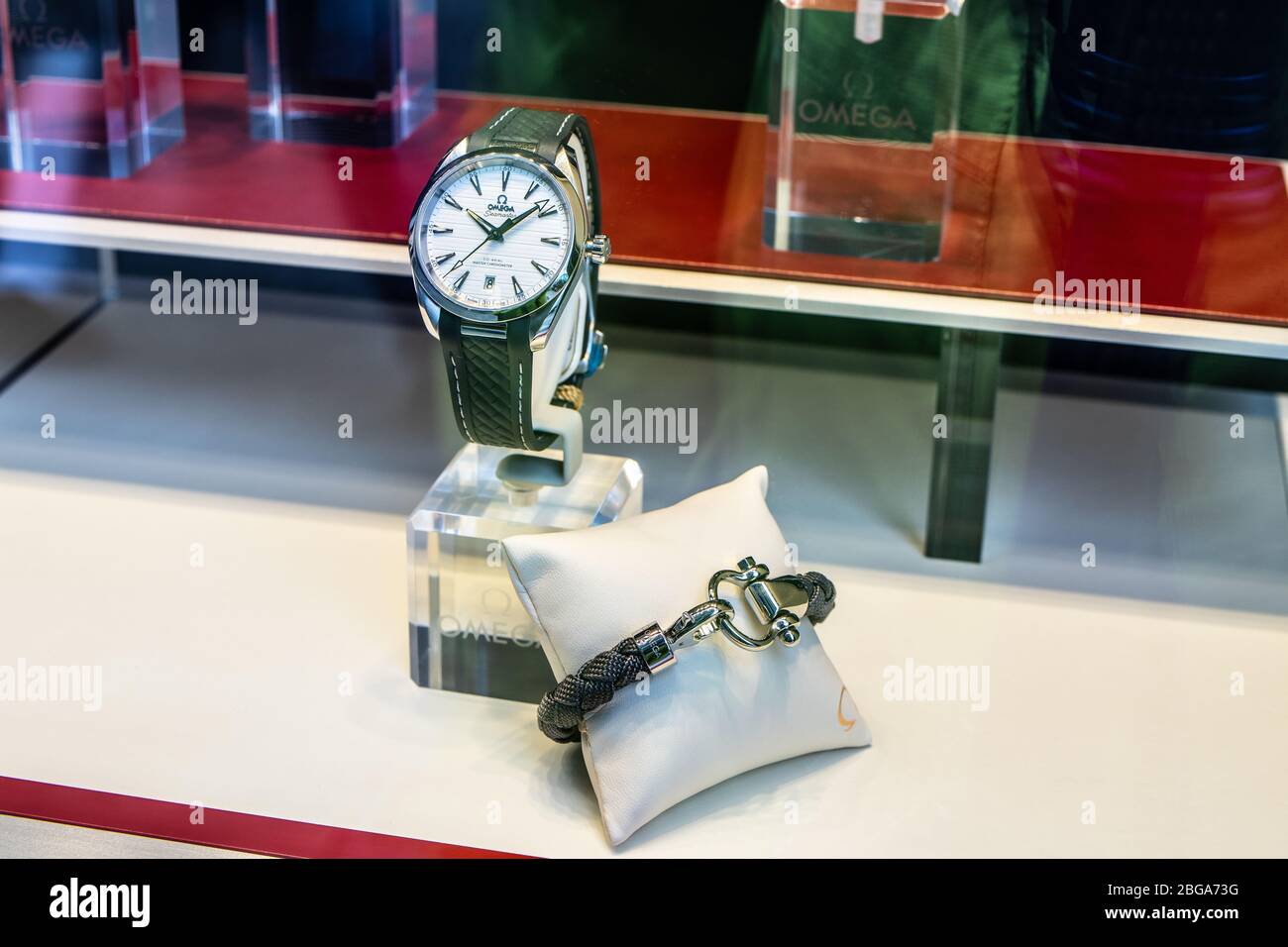 Genève, Suisse, mars 2020 montre Omega, vitrelle avec montres mécaniques à la mode à vendre, Omega est le fabricant de montres suisses de luxe Banque D'Images Genève, Suisse, mars 2020 montre Omega, vitrelle avec montres mécaniques à la mode à vendre, Omega est le fabricant de montres suisses de luxe Banque D'Images