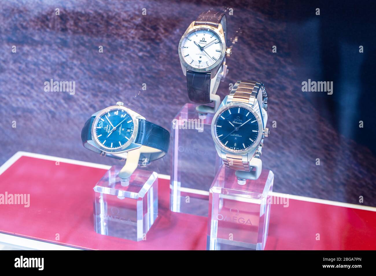 Genève, Suisse, mars 2020 montre Omega, vitrelle avec montres mécaniques à la mode à vendre, Omega est le fabricant de montres suisses de luxe Banque D'Images Genève, Suisse, mars 2020 montre Omega, vitrelle avec montres mécaniques à la mode à vendre, Omega est le fabricant de montres suisses de luxe Banque D'Images
