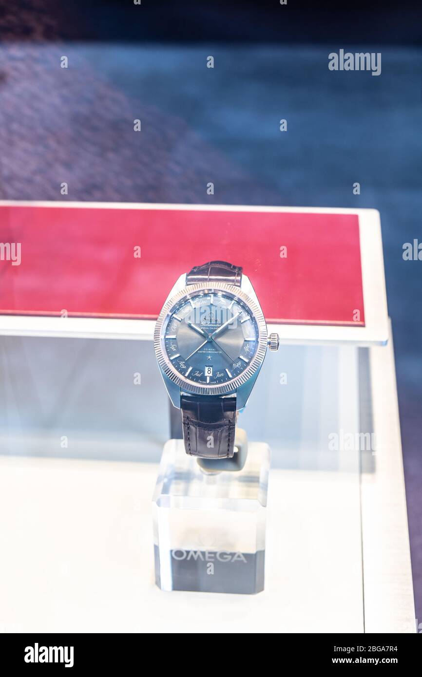 Genève, Suisse, mars 2020 montre Omega, vitrelle avec montres mécaniques à la mode à vendre, Omega est le fabricant de montres suisses de luxe Banque D'Images Genève, Suisse, mars 2020 montre Omega, vitrelle avec montres mécaniques à la mode à vendre, Omega est le fabricant de montres suisses de luxe Banque D'Images