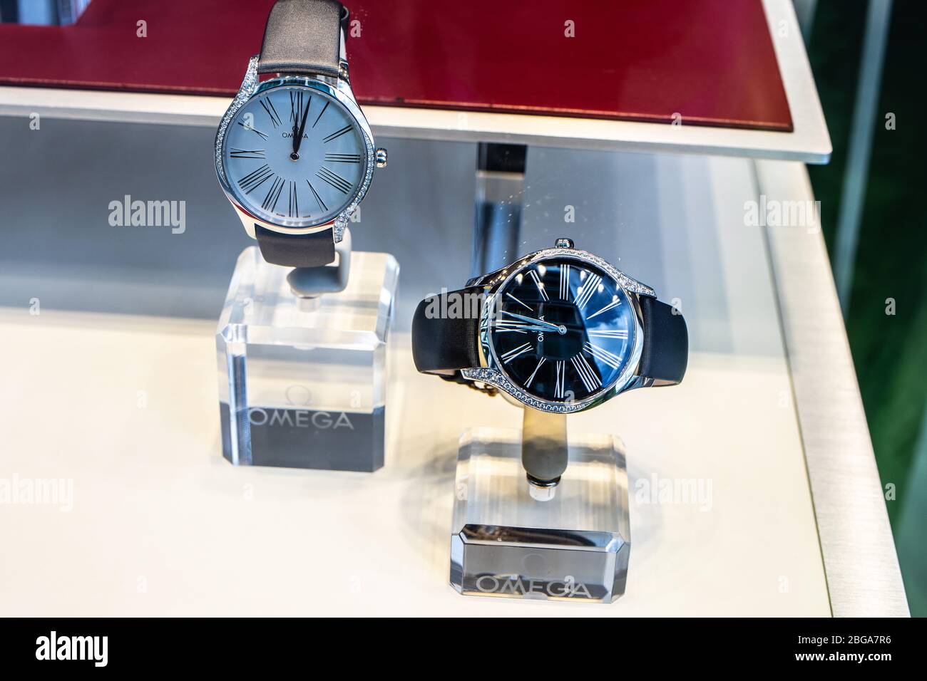 Genève, Suisse, mars 2020 montre Omega, vitrelle avec montres mécaniques à la mode à vendre, Omega est le fabricant de montres suisses de luxe Banque D'Images Genève, Suisse, mars 2020 montre Omega, vitrelle avec montres mécaniques à la mode à vendre, Omega est le fabricant de montres suisses de luxe Banque D'Images