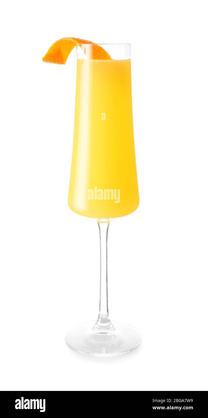 Verre de délicieux cocktail mimosa sur fond blanc Banque D'Images
