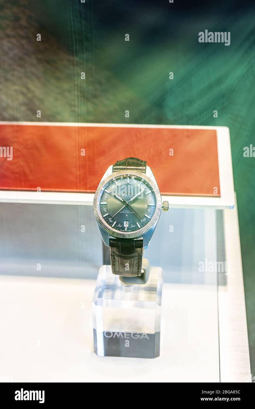 Genève, Suisse, mars 2020 montre Omega, vitrelle avec montres mécaniques à la mode à vendre, Omega est le fabricant de montres suisses de luxe Banque D'Images Genève, Suisse, mars 2020 montre Omega, vitrelle avec montres mécaniques à la mode à vendre, Omega est le fabricant de montres suisses de luxe Banque D'Images