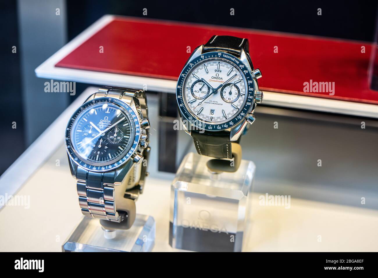 Genève, Suisse, mars 2020 montre Omega, vitrelle avec montres mécaniques à la mode à vendre, Omega est le fabricant de montres suisses de luxe Banque D'Images Genève, Suisse, mars 2020 montre Omega, vitrelle avec montres mécaniques à la mode à vendre, Omega est le fabricant de montres suisses de luxe Banque D'Images