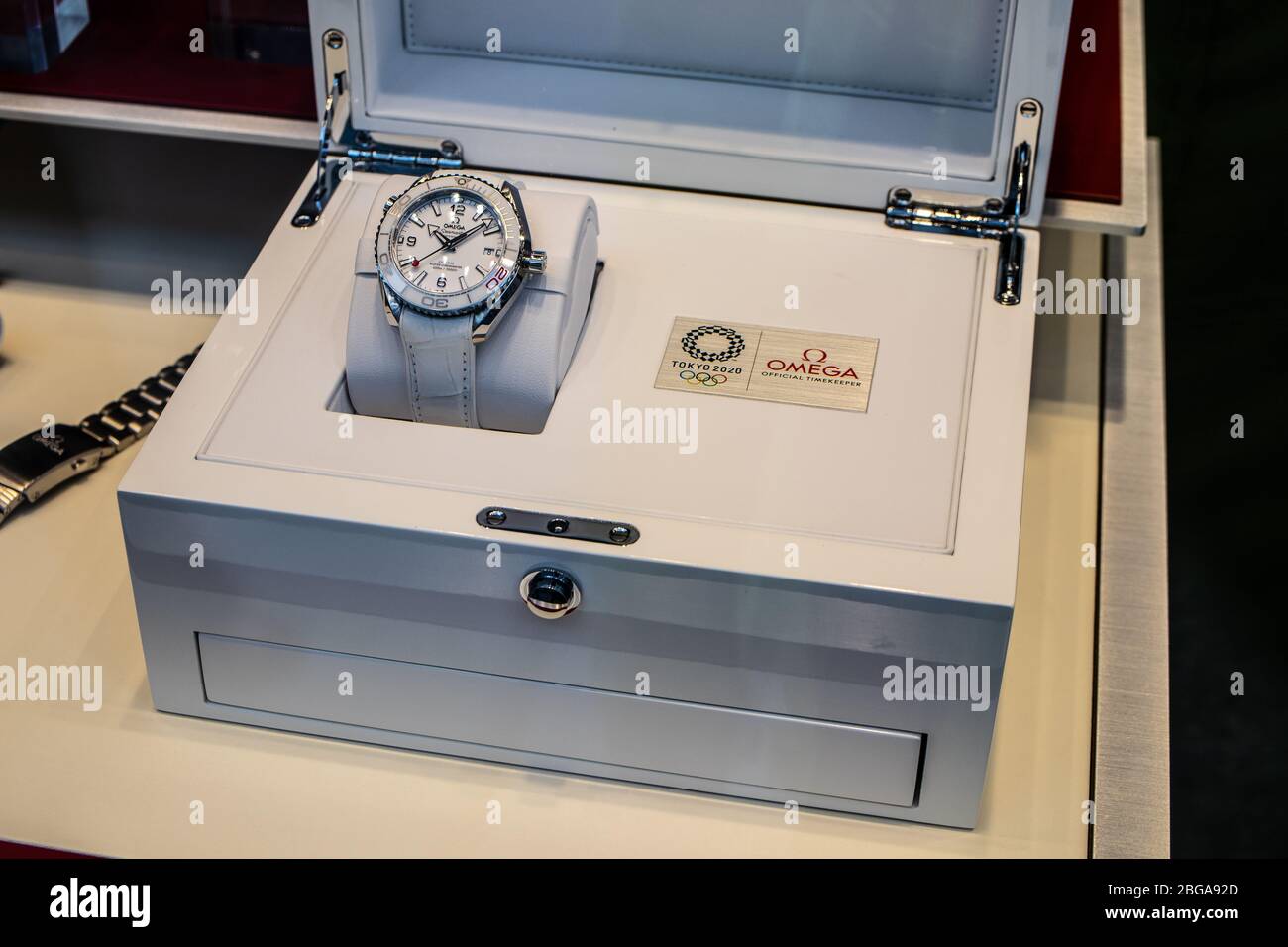 Genève, Suisse, mars 2020 montre Omega, vitrelle avec montres mécaniques à la mode à vendre, Omega est le fabricant de montres suisses de luxe Banque D'Images Genève, Suisse, mars 2020 montre Omega, vitrelle avec montres mécaniques à la mode à vendre, Omega est le fabricant de montres suisses de luxe Banque D'Images