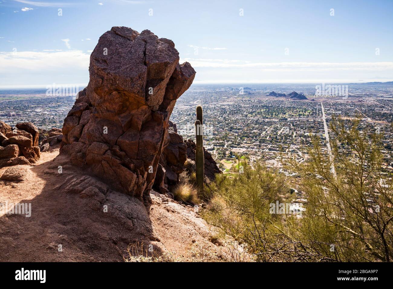Rochers sur la montagne Camelback au-dessus de la vallée du soleil, Phoenix, Arizona, États-Unis. Banque D'Images