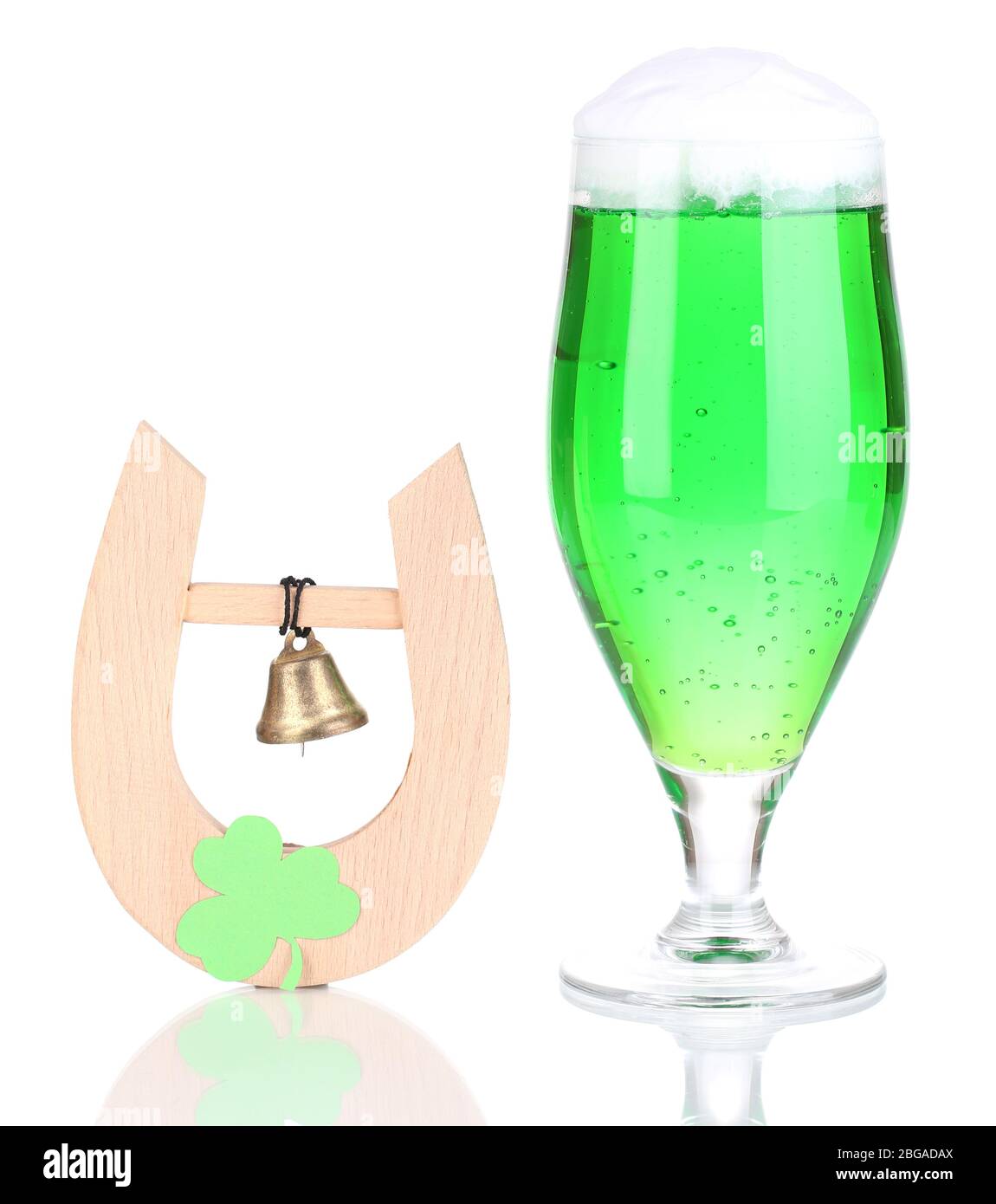 Verre de bière verte et fer à cheval pour la journée St Patricks isolé sur blanc Banque D'Images