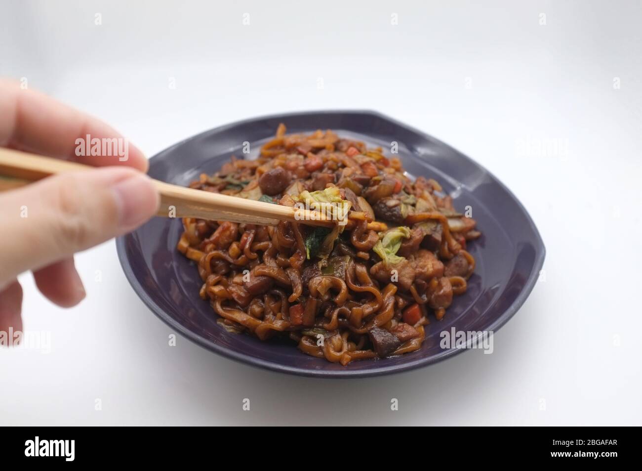 Nouilles aux haricots noirs coréens ou jajangmyeon - nouilles avec sauce noire Banque D'Images