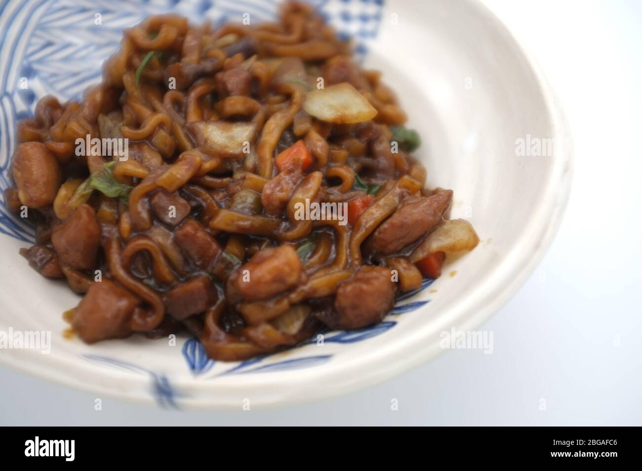 Nouilles aux haricots noirs coréens ou jajangmyeon - nouilles avec sauce noire Banque D'Images