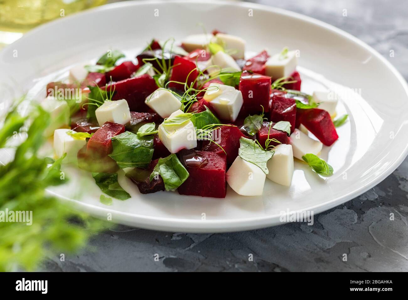 Salade légère de printemps et d'été. Betteraves cuites au four avec du fromage feta et des pousses de petits pois Banque D'Images