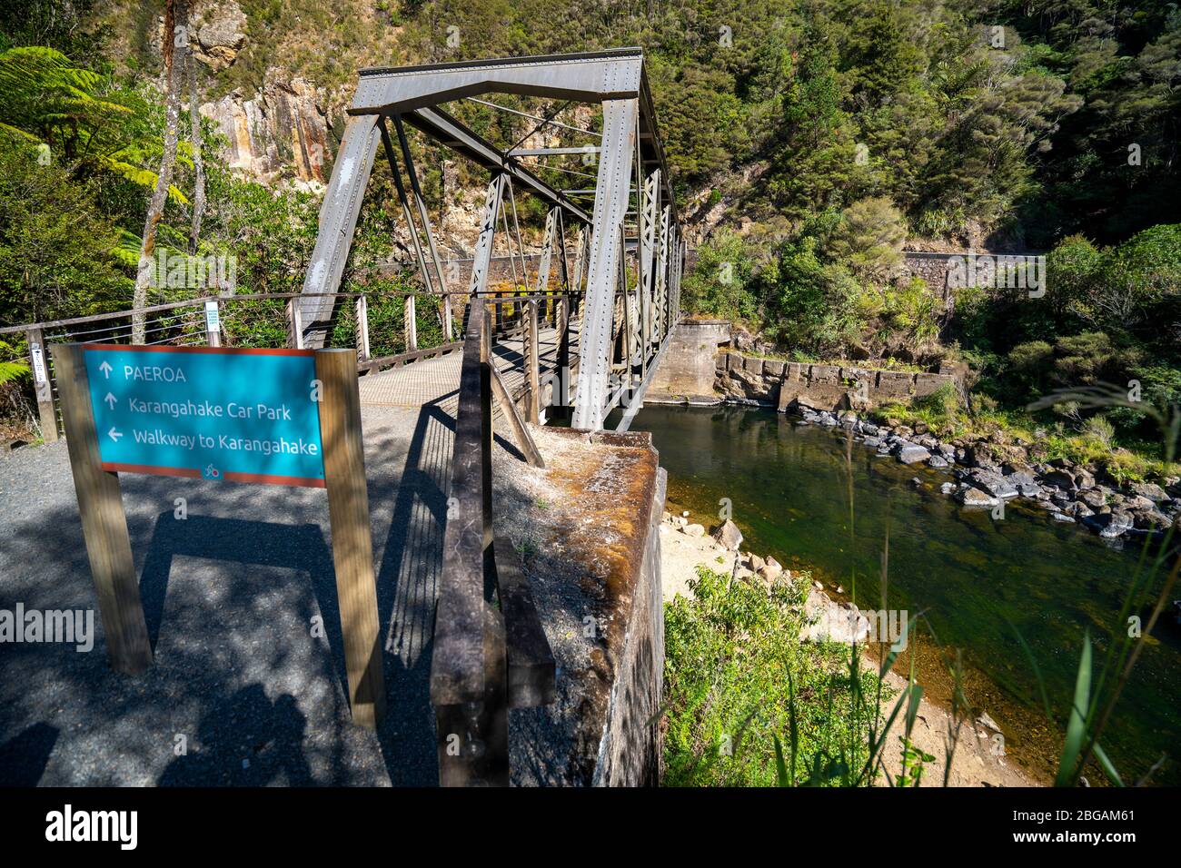 Pont ferroviaire au-dessus de la rivière Ohinemuri près de l'entrée du tunnel ferroviaire de Karangahake sur la piste ferroviaire de Hauraki, île du Nord, Nouvelle-Zélande Banque D'Images