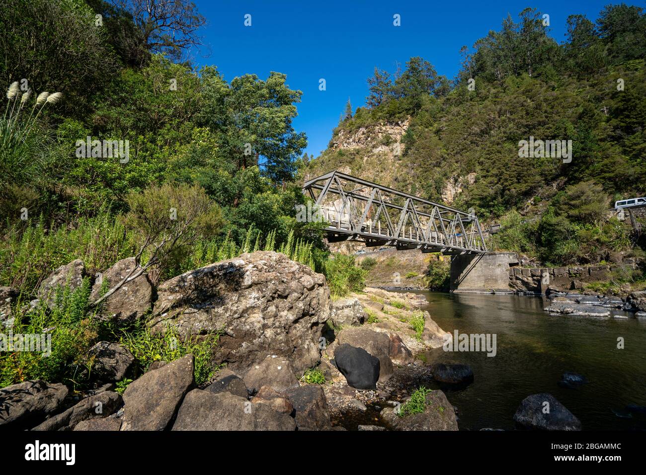 Pont ferroviaire au-dessus de la rivière Ohinemuri près de l'entrée du tunnel ferroviaire de Karangahake sur la piste ferroviaire de Hauraki, île du Nord, Nouvelle-Zélande Banque D'Images