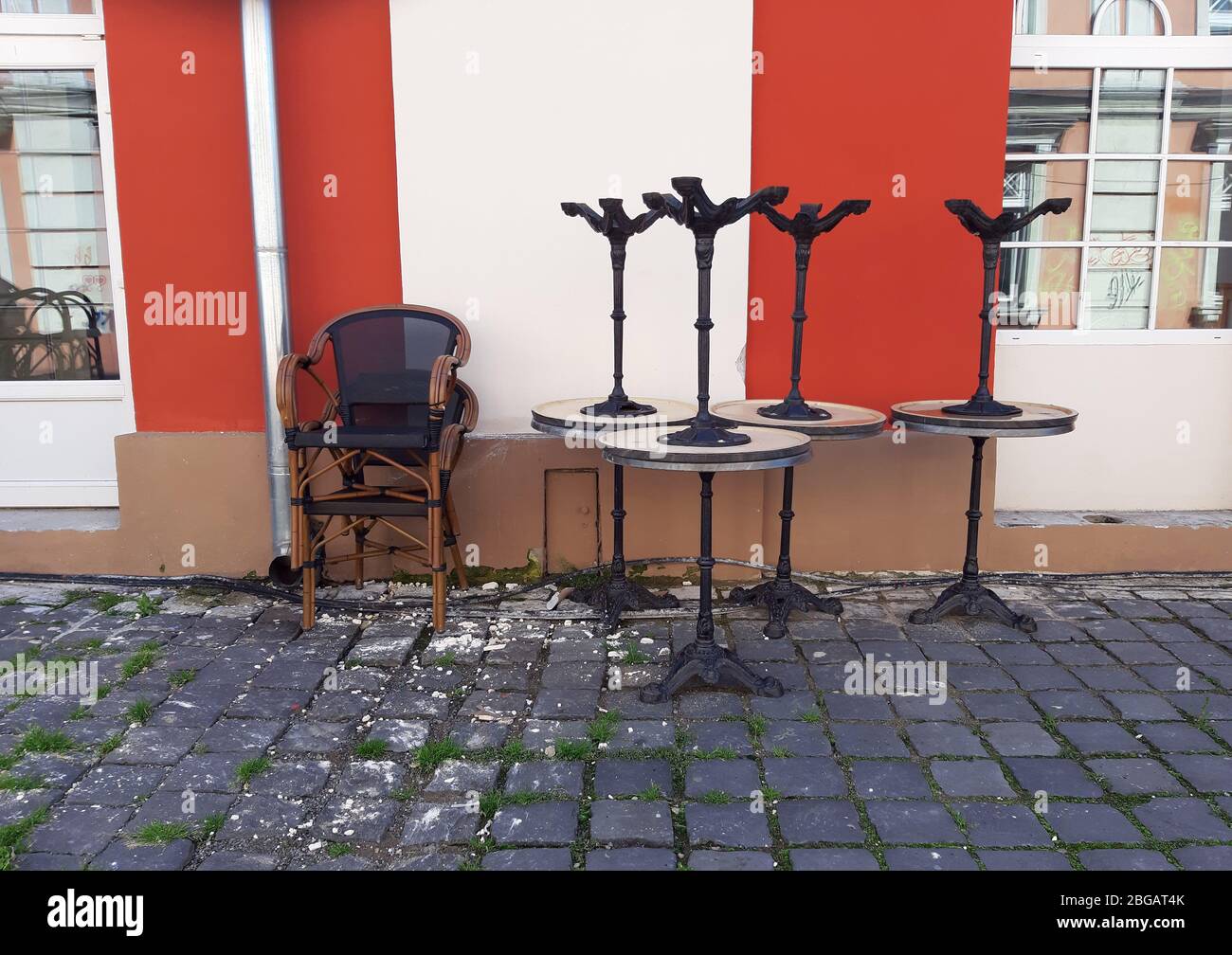 Chaises empilées d'un restaurant extérieur fermé. Banque D'Images