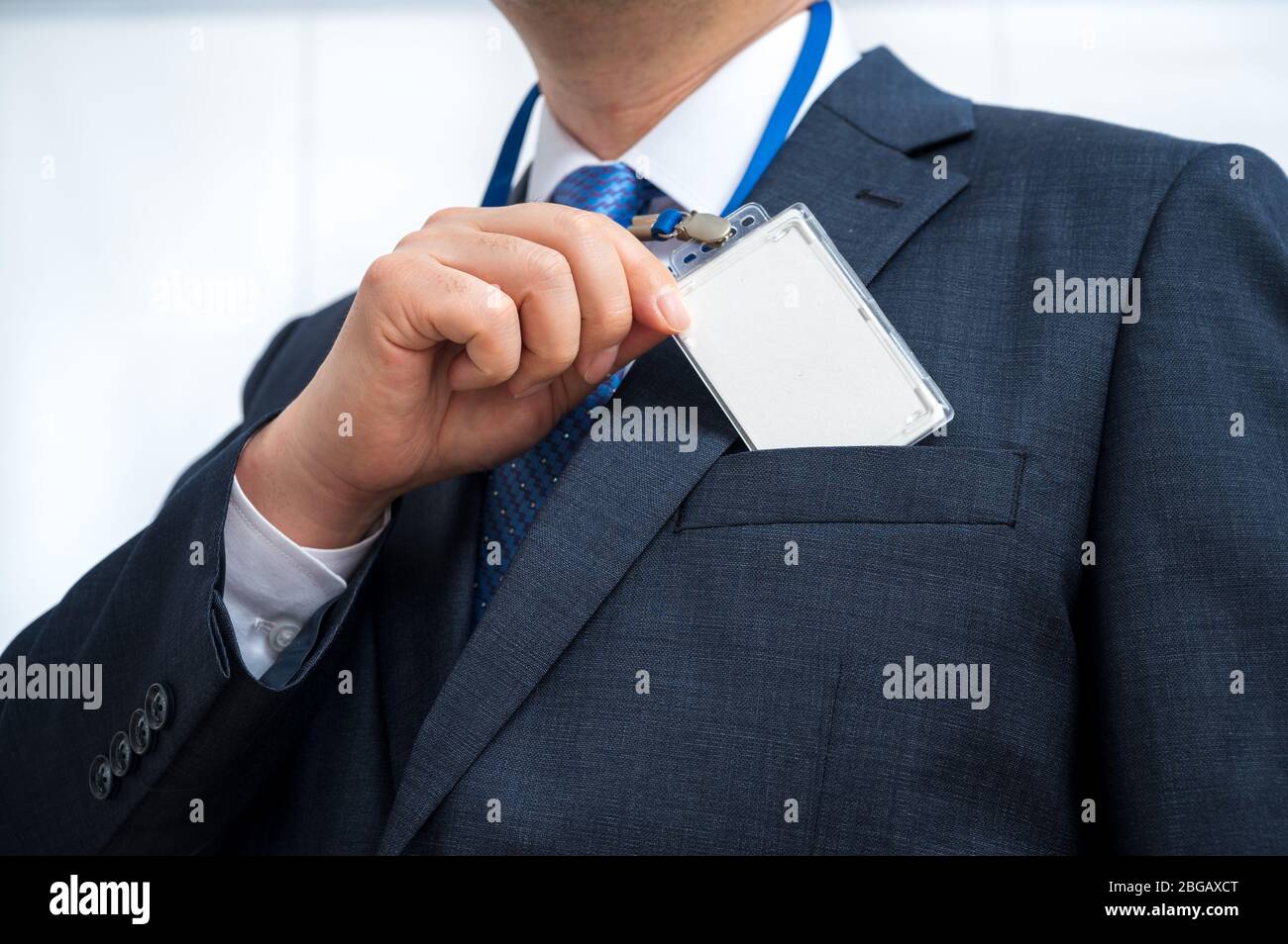 Man in suit portant une étiquette d'identité vierges ou le nom sur un cordon de la carte lors d'une exposition ou de la conférence Banque D'Images