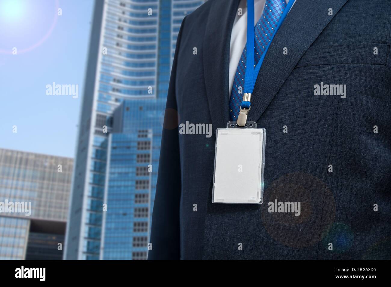 Man in suit portant une étiquette d'identité vierges ou le nom sur un cordon de la carte lors d'une exposition ou de la conférence Banque D'Images