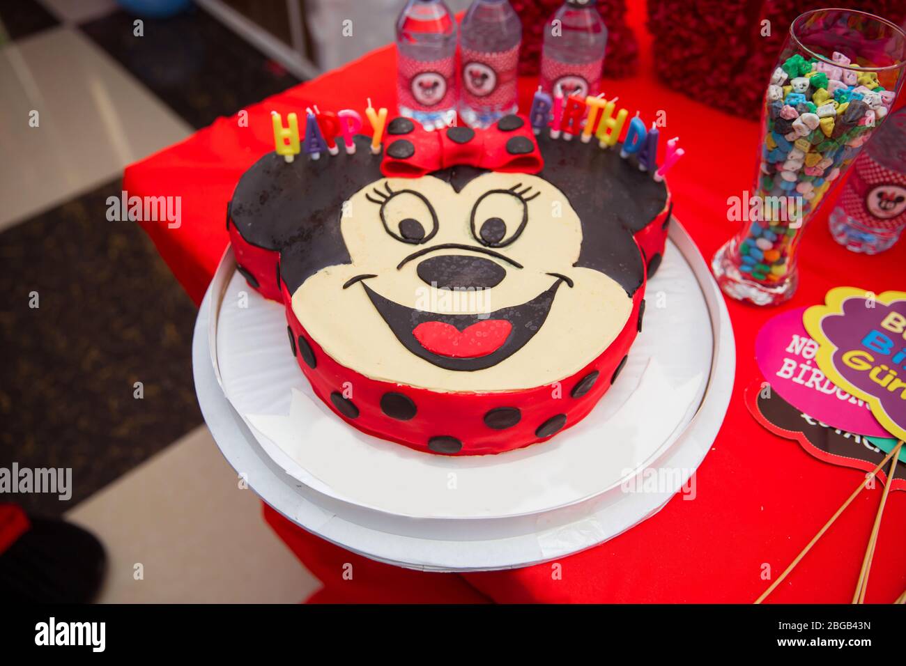 Joyeux Anniversaire 10 Gateaux Mickey Mouse Gateau Rouge Design A Theme Des Desserts Sur Le Theme De Mickey Mouse Evenement Thematique Walt Disney Pour 10 Ans Photo Stock Alamy