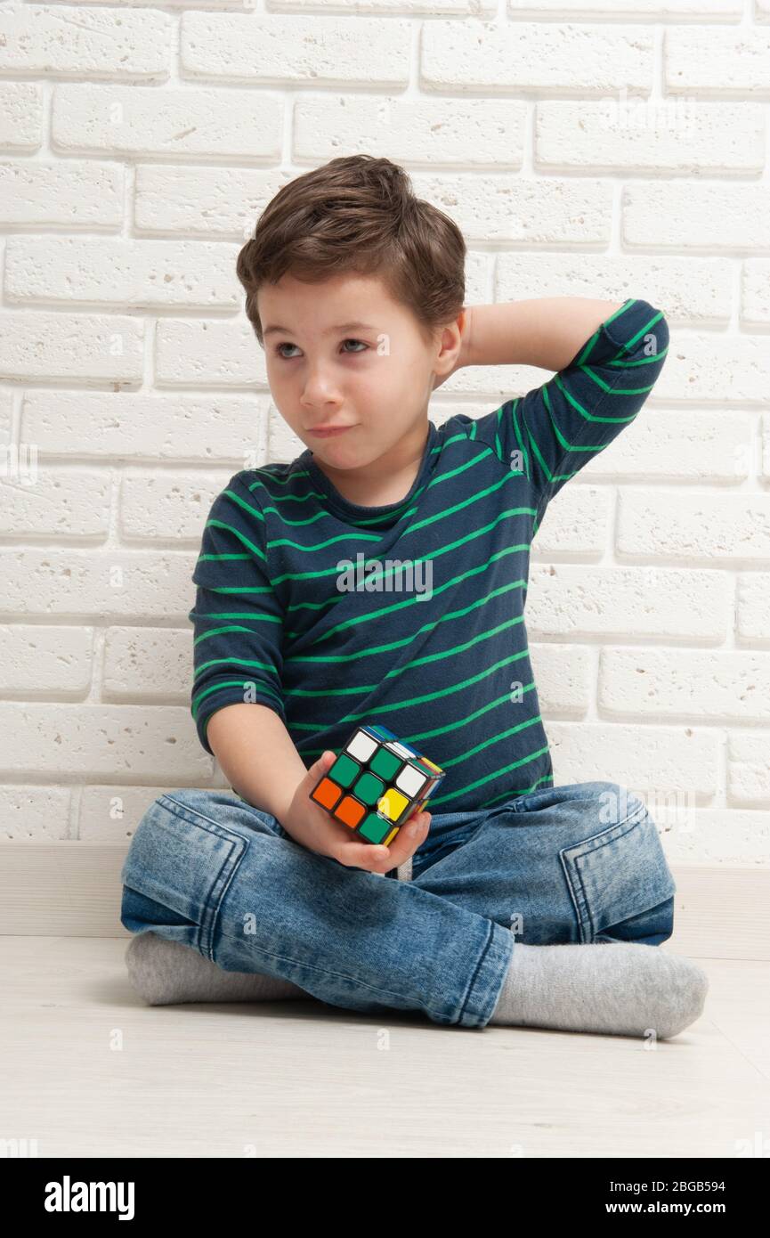 Kiev, Ukraine, 22 mars 2020. Garçon joue avec le cube de rubik. Rubik's Cube inventé par un architecte hongrois Erno Rubik en 1974. Banque D'Images