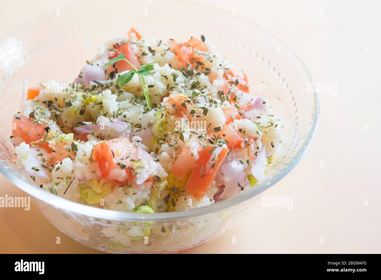 Salade orientale traditionnelle Tabbouleh dans un bol Banque D'Images