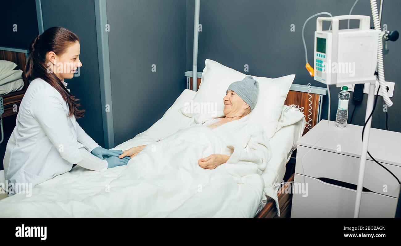 le médecin consulte une patiente dans une clinique d'oncologie. Cancer, oncologie. Traitement du cancer par chimiothérapie. Banque D'Images