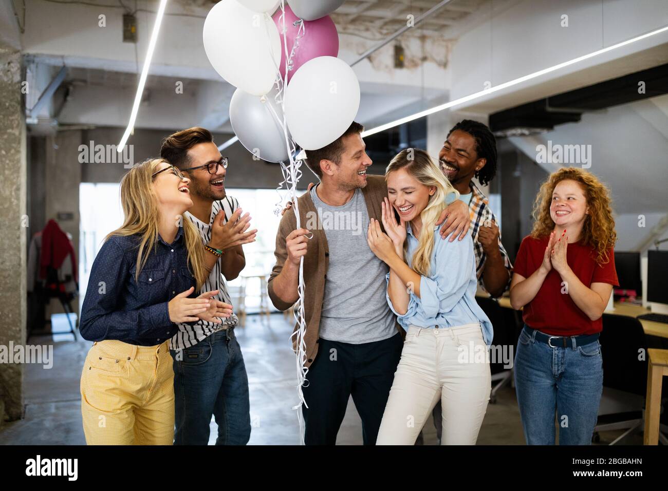 Les gens d'affaires, amis celebrating birthday, succès réalisations d'affaires Banque D'Images