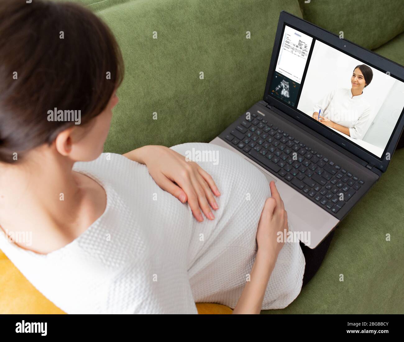 Femme enceinte ayant une consultation en ligne avec son gynécologue. le médecin explique le résultat de l'analyse à sa patiente en utilisant le chat vidéo. Reste à la maison Banque D'Images