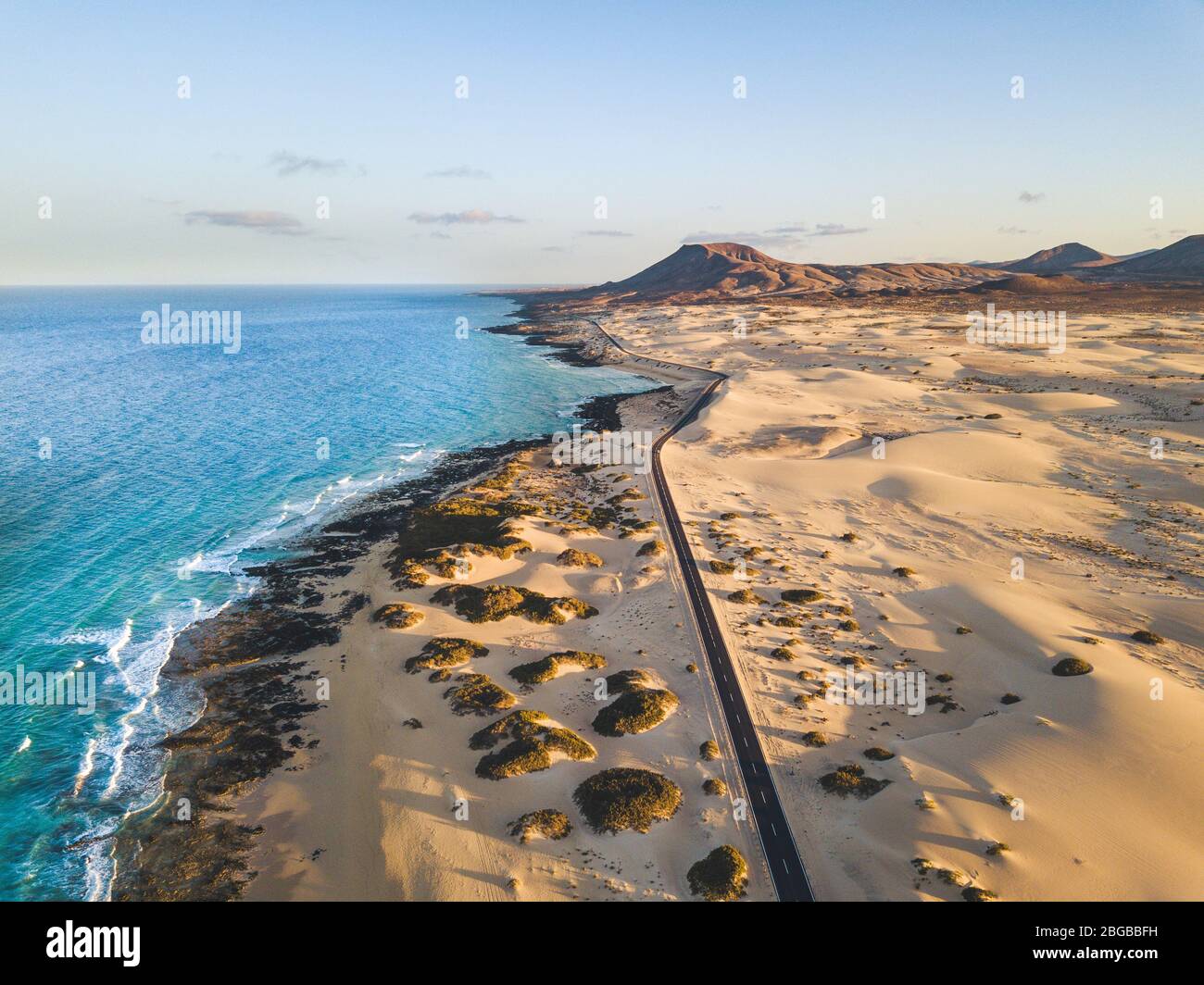 Vue aérienne de la belle plage tropicale et du paysage bleu de l'océan - paradis du paradis pour de superbes vacances de luxe - tourisme destinati Banque D'Images