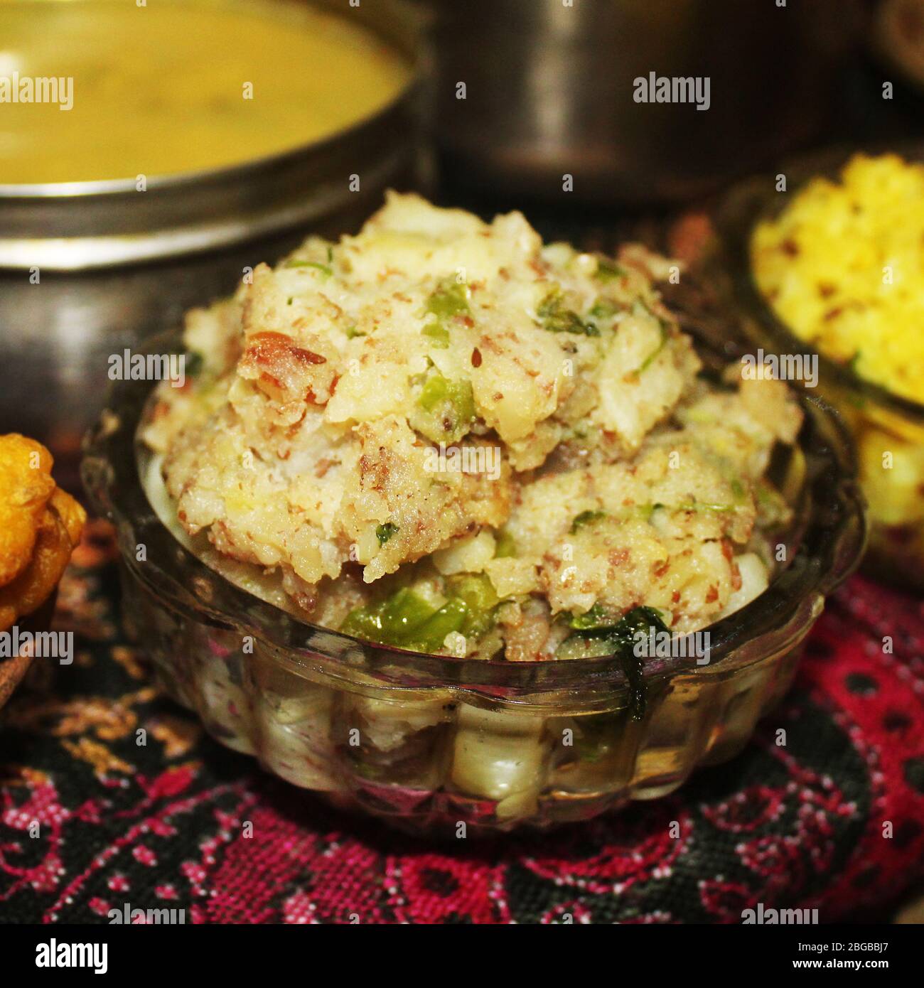Plat, dépoli, Crush Aloo, jera aloo recette servie dans une assiette transparente avec un snack indien typique, délicieux plat maison de rue Banque D'Images