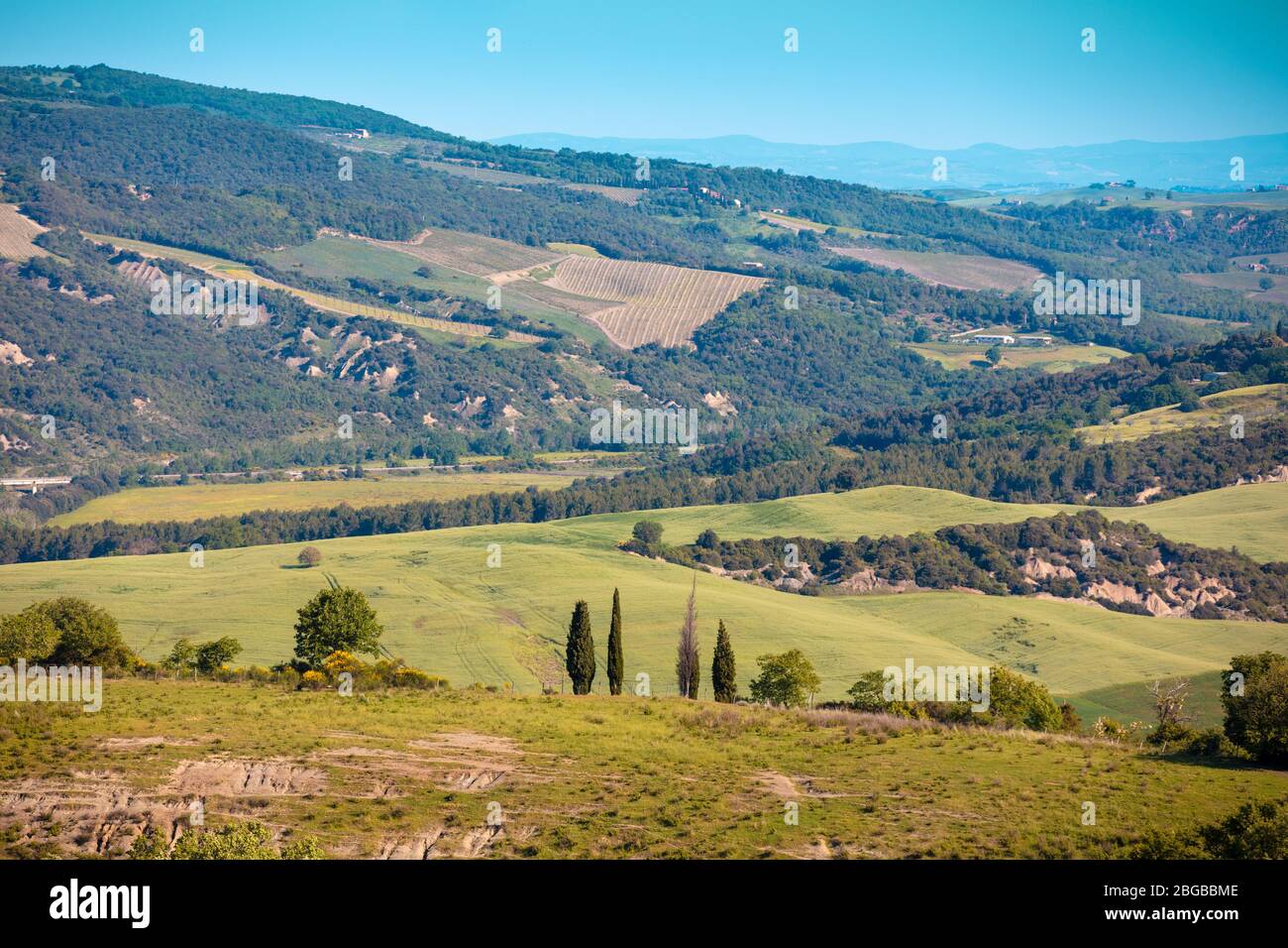 Magnifique paysage printanier. Paysage avec montagnes et vallée, une journée ensoleillée. Vue depuis les champs ensoleillés sur les collines ondulantes de Toscane, Italie Banque D'Images
