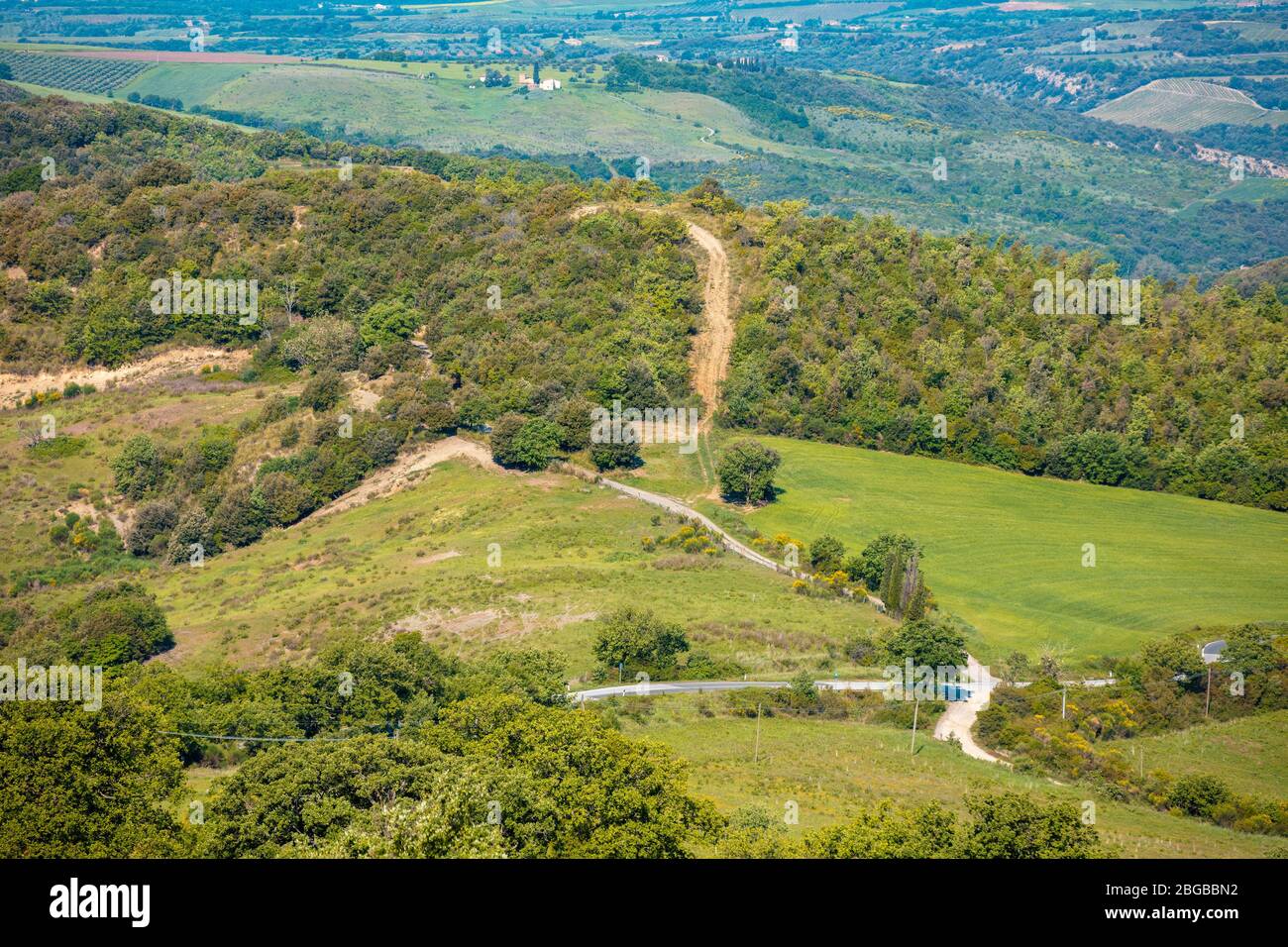 Magnifique paysage printanier. Paysage avec montagnes et vallée, une journée ensoleillée. Vue depuis les champs ensoleillés sur les collines ondulantes de Toscane, Italie Banque D'Images