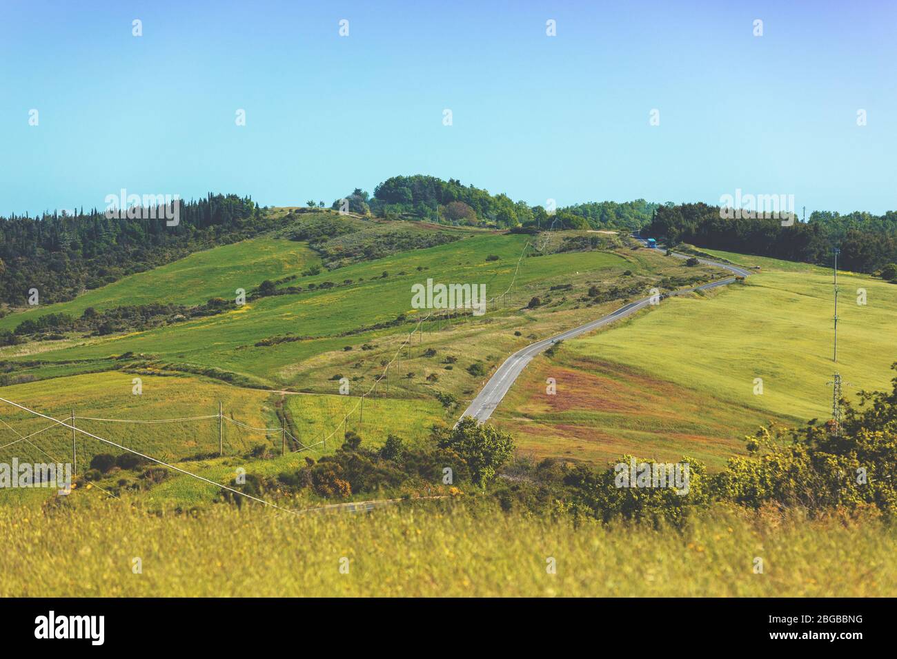 Magnifique paysage printanier. Paysage avec montagnes et vallée, une journée ensoleillée. Vue depuis les champs ensoleillés sur les collines ondulantes de Toscane, Italie Banque D'Images