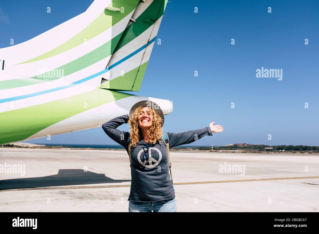 Tourisme et tourisme Voyage heureux concept de personnes avec gai et joyeuse femme belle adulte prêt à partir avec l'avion et voler pour décoler Banque D'Images