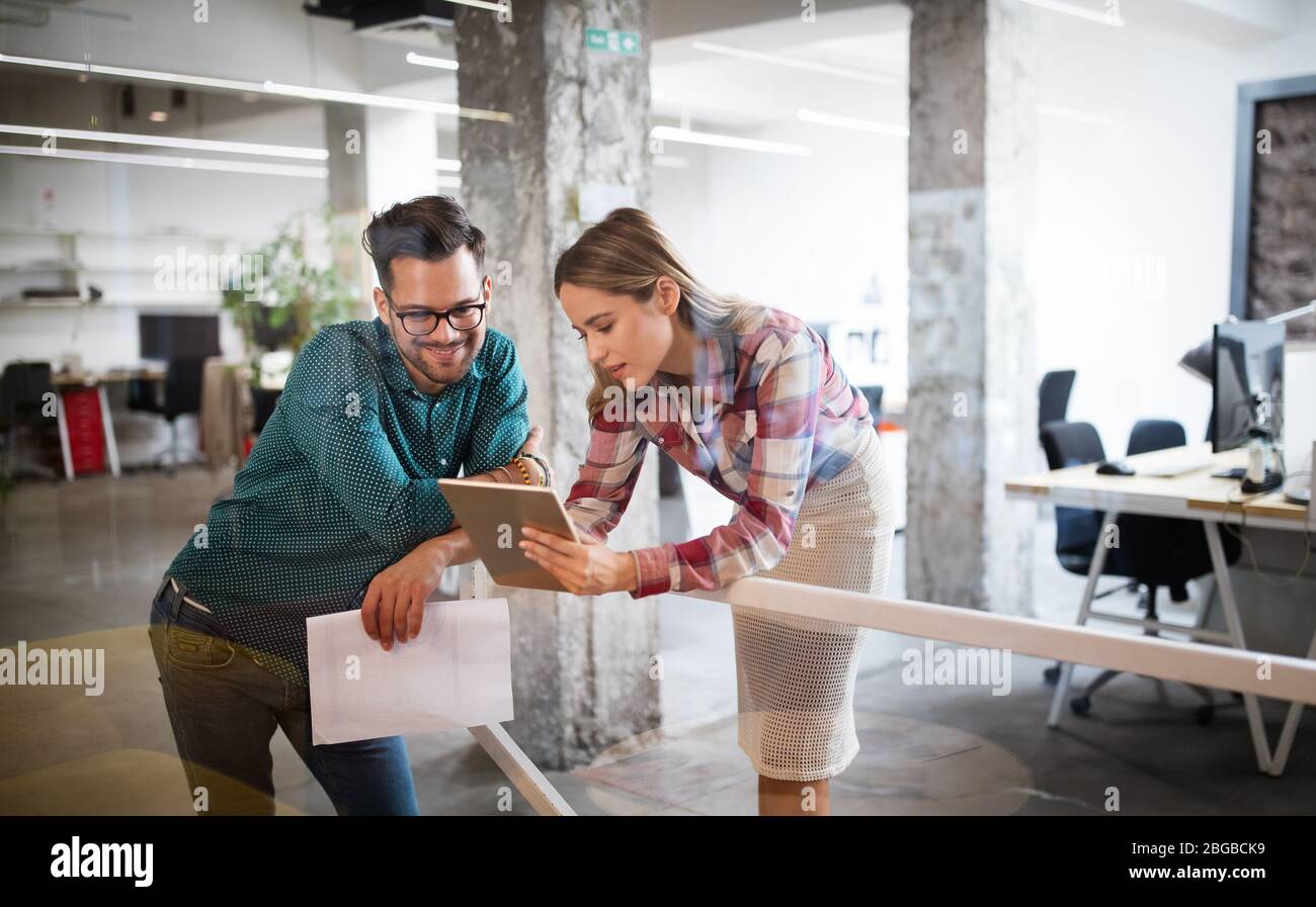Groupe de gens d'affaires et les développeurs de logiciels qui travaillent en équipe dans Office Banque D'Images