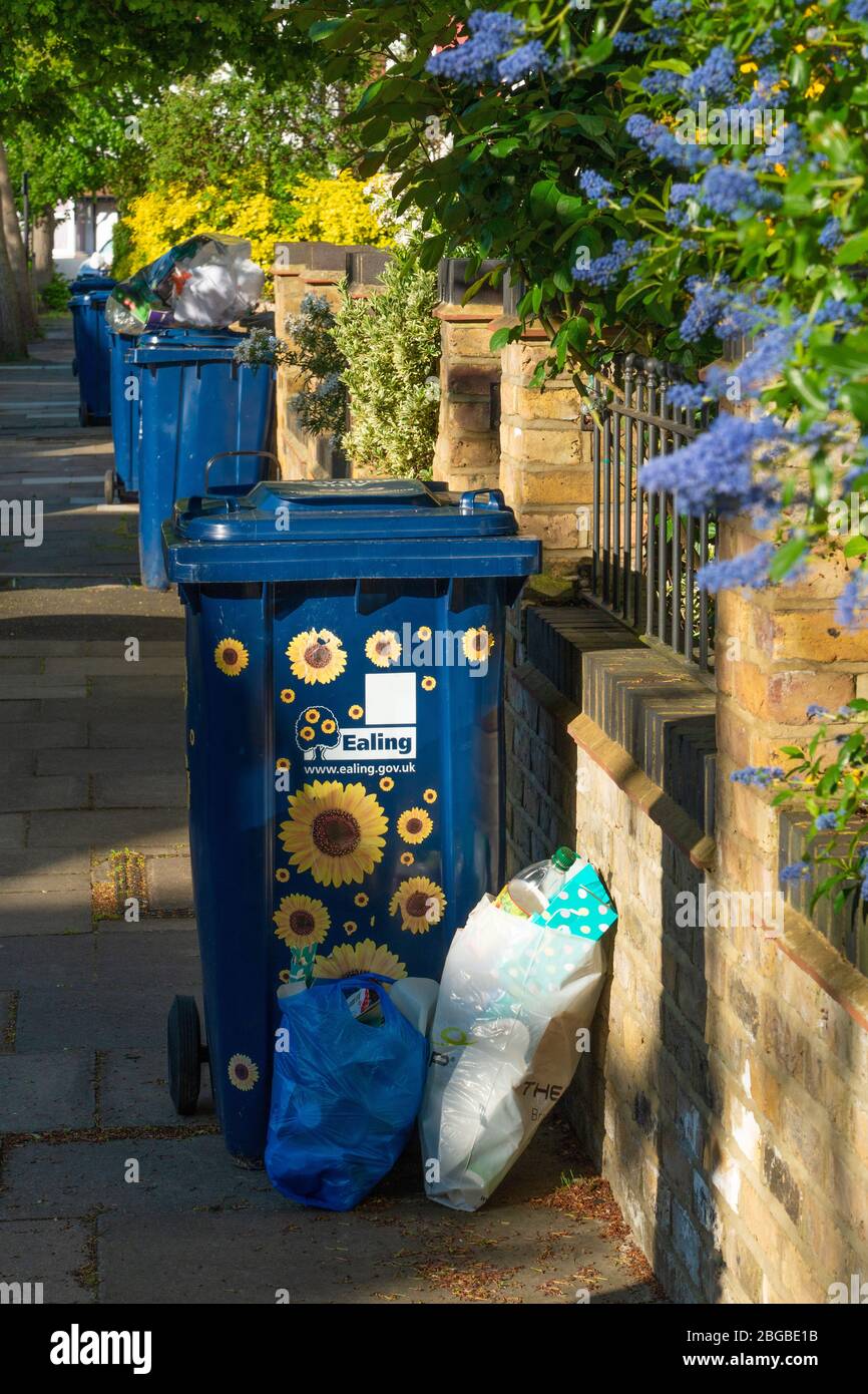 Londres, Royaume-Uni. Mardi 21 avril 2020. Recyclage des poubelles dans une rue à Ealing. Les principaux travailleurs ont été félicités pour avoir permis de maintenir les services pendant la crise pandémique du coronavirus. Date de la photo : mardi 21 avril 2020. Photo : Richard Gray/Alay Banque D'Images