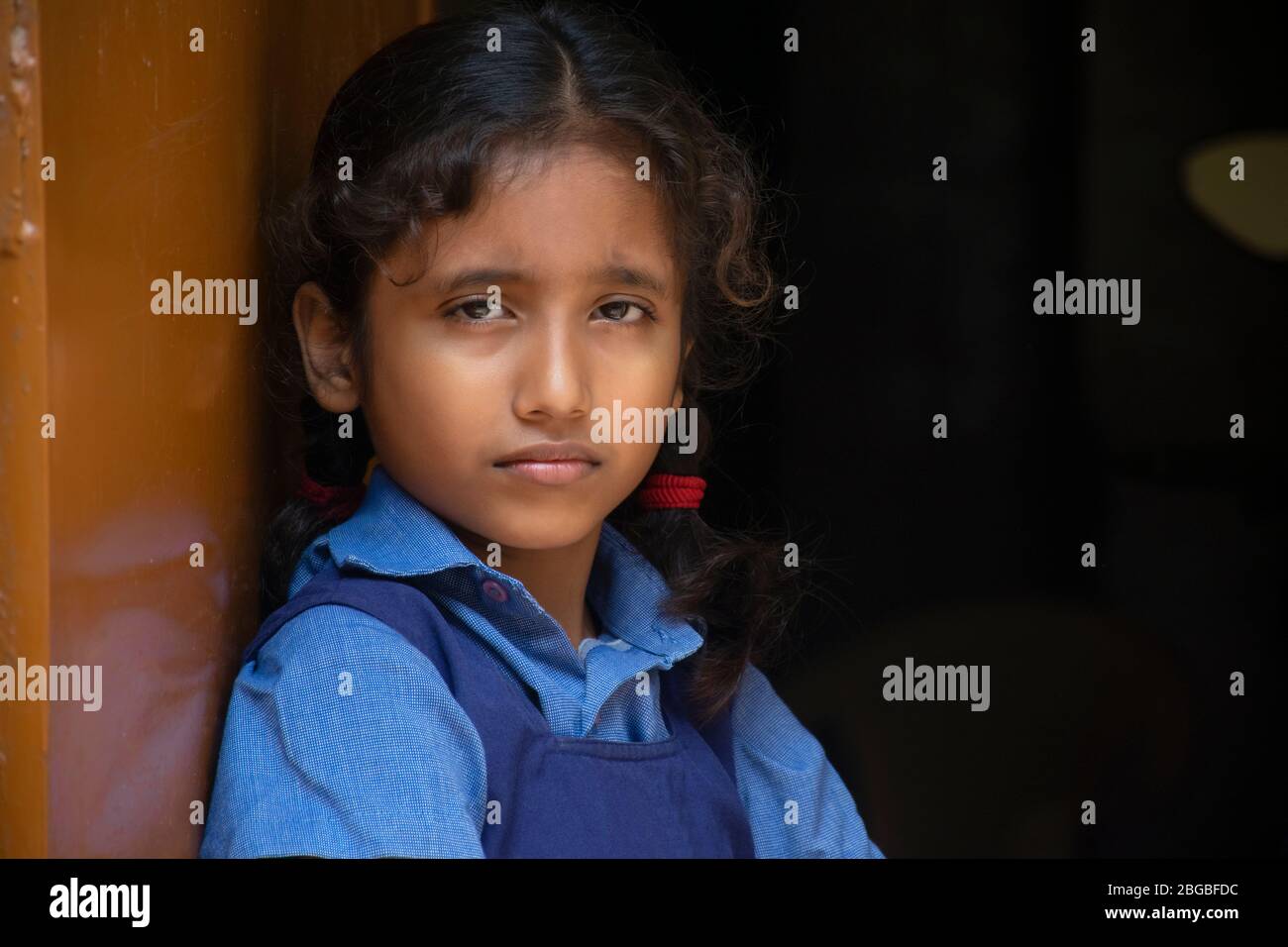 fille de l'école debout à la porte Banque D'Images