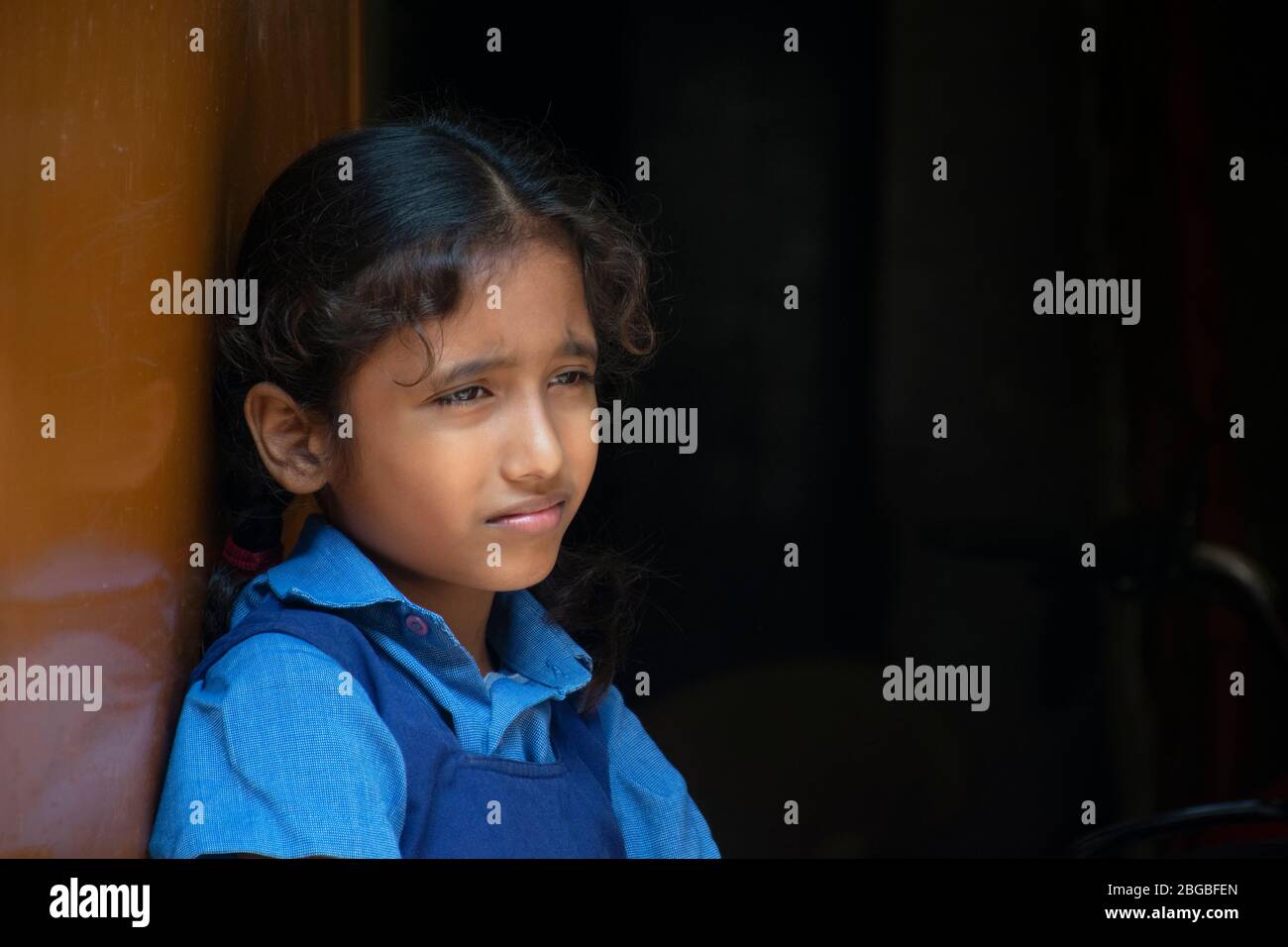 fille de l'école debout à la porte Banque D'Images