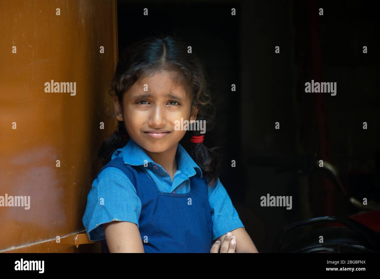 fille de l'école debout à la porte Banque D'Images