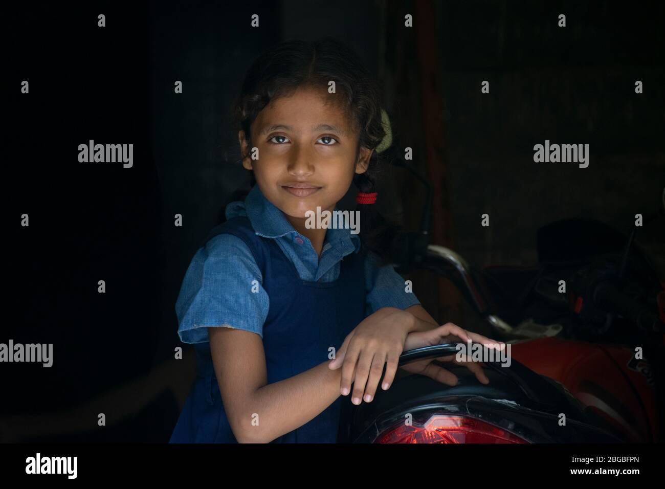 fille de l'école debout à la porte Banque D'Images