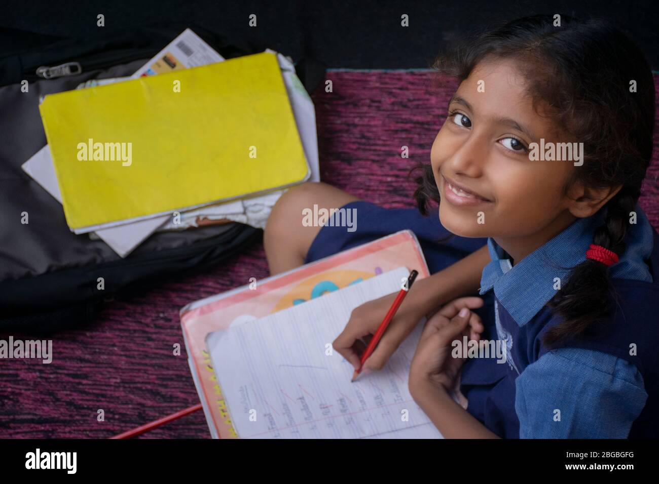 livre de lecture et d'écriture de fille d'école , vue de dessus Banque D'Images
