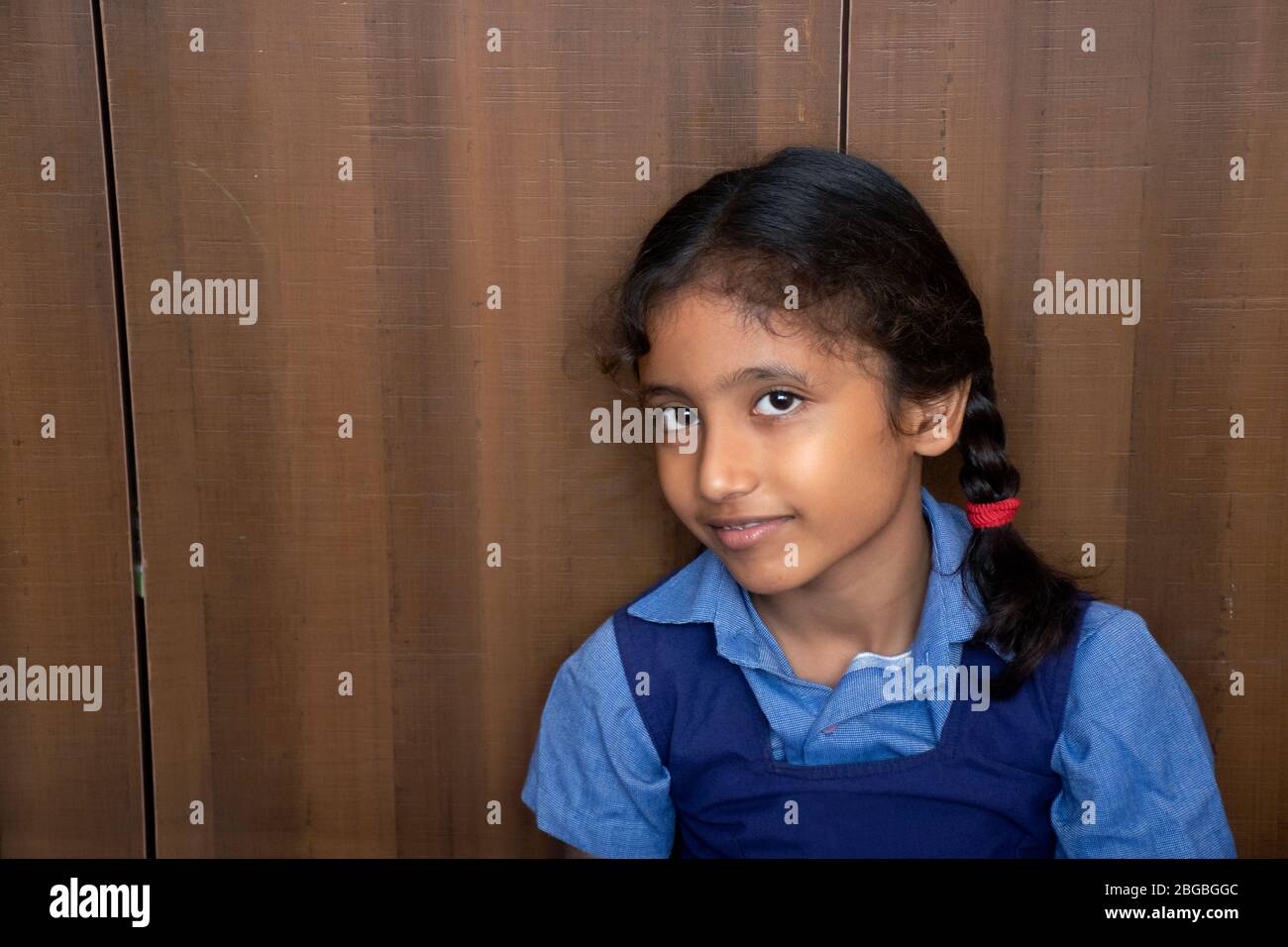 fille d'école regardant l'appareil photo avec le sourire Banque D'Images