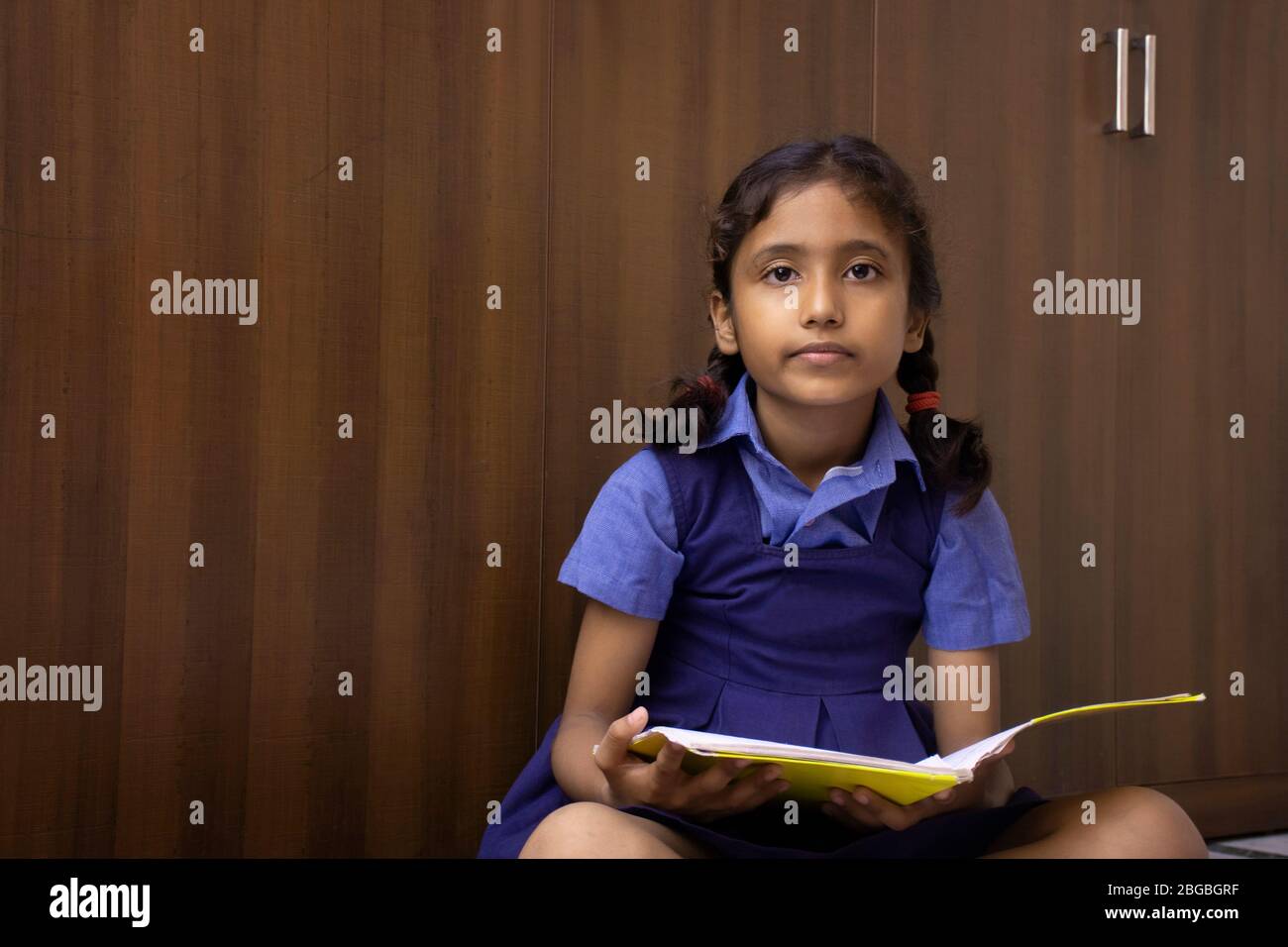 Fille d'école indienne regardant l'appareil photo Banque D'Images