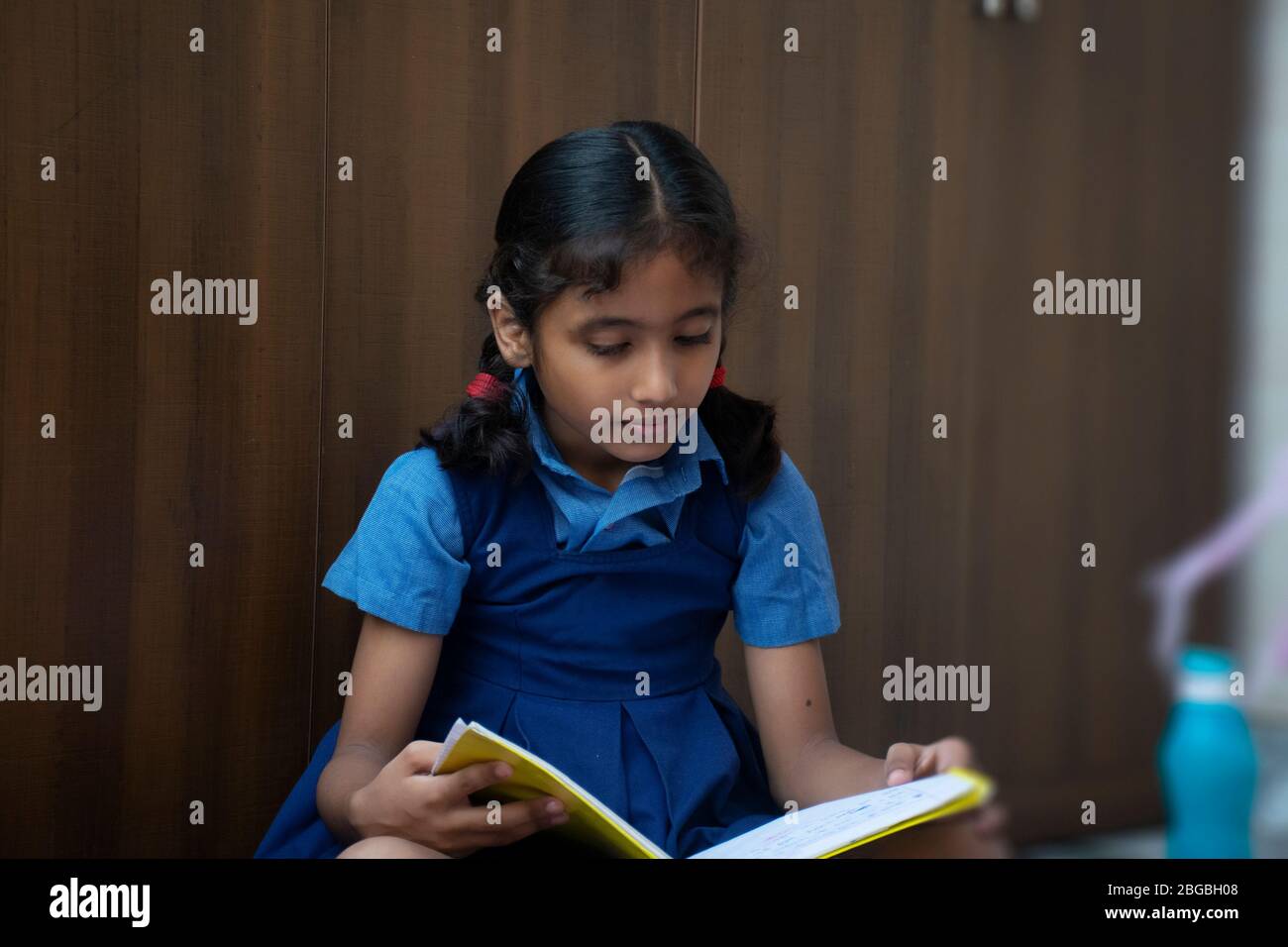 livre de lecture de fille d'école Banque D'Images
