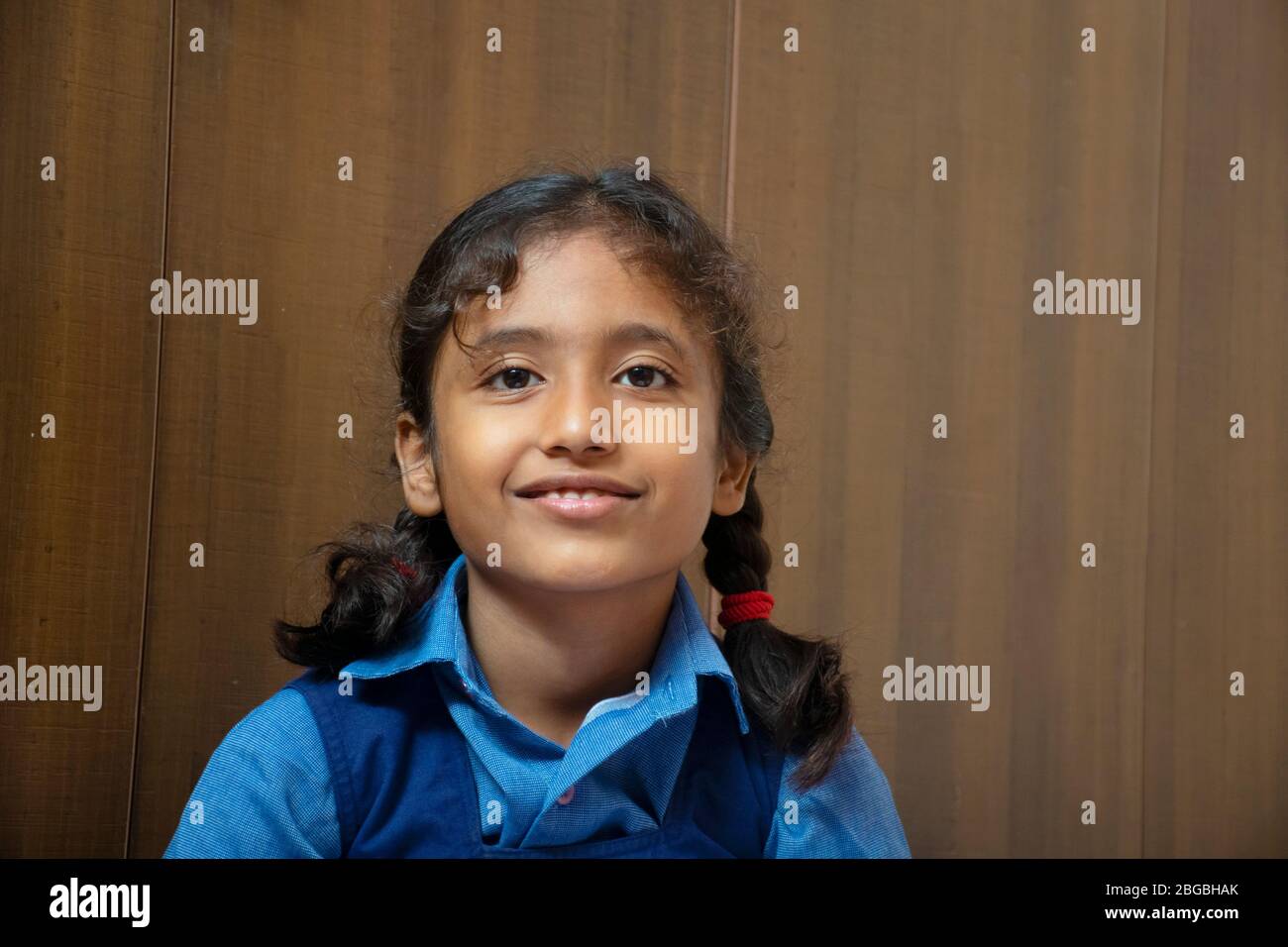 Fille d'école indienne regardant l'appareil photo Banque D'Images