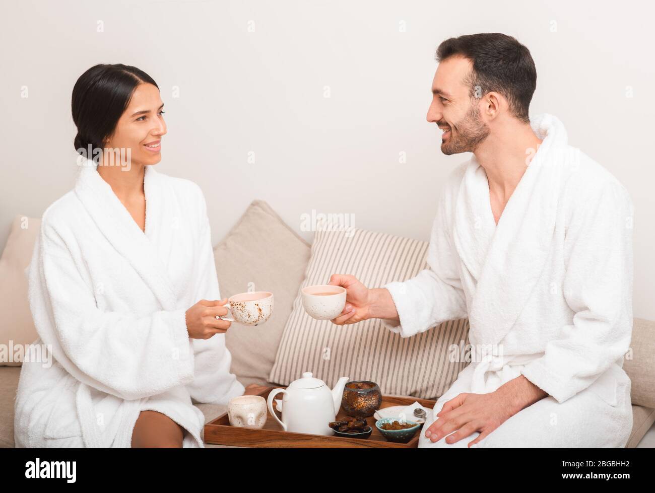 L'homme et une femme boivent du thé de bien-être dans un spa slon. Couple aime se détendre au centre de villégiature et au spa Banque D'Images