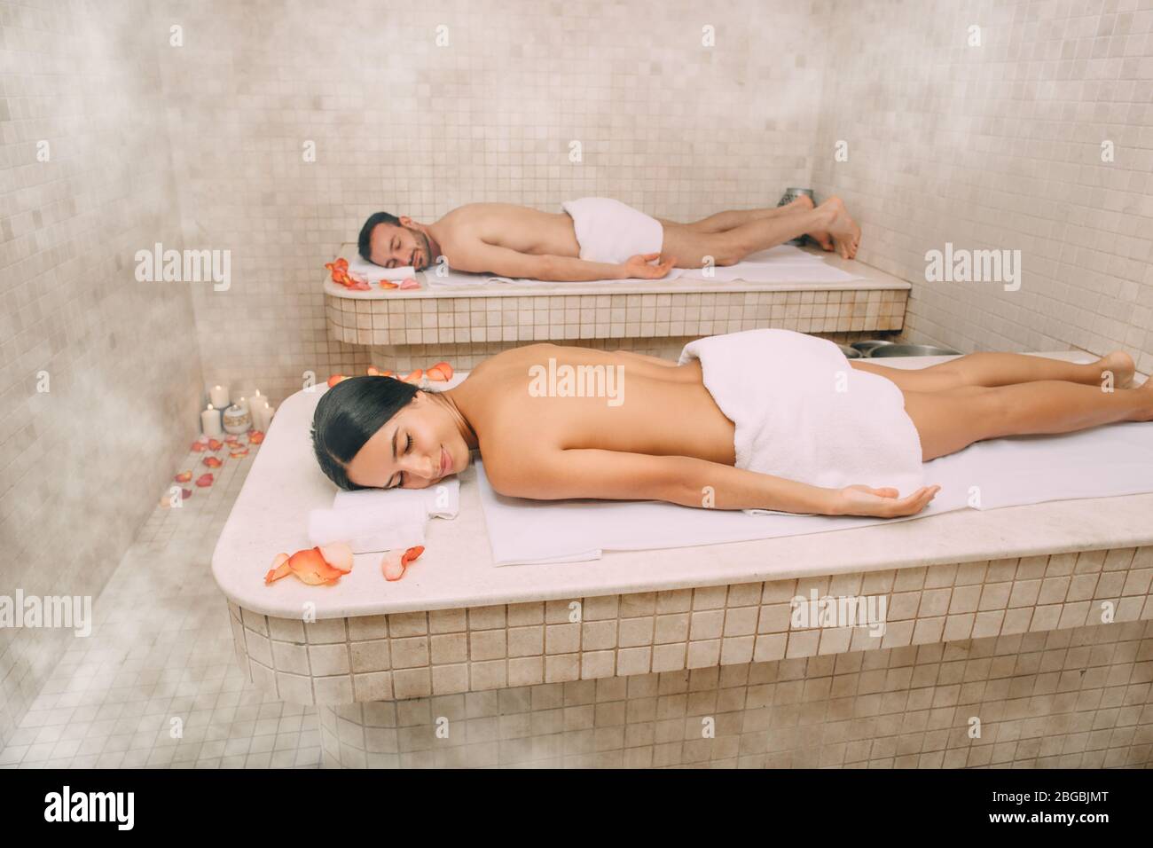 Un beau couple a passé du temps libre dans un bain turc. La vapeur chaude réchauffait les corps d'un homme et d'une femme dans un hammam Banque D'Images