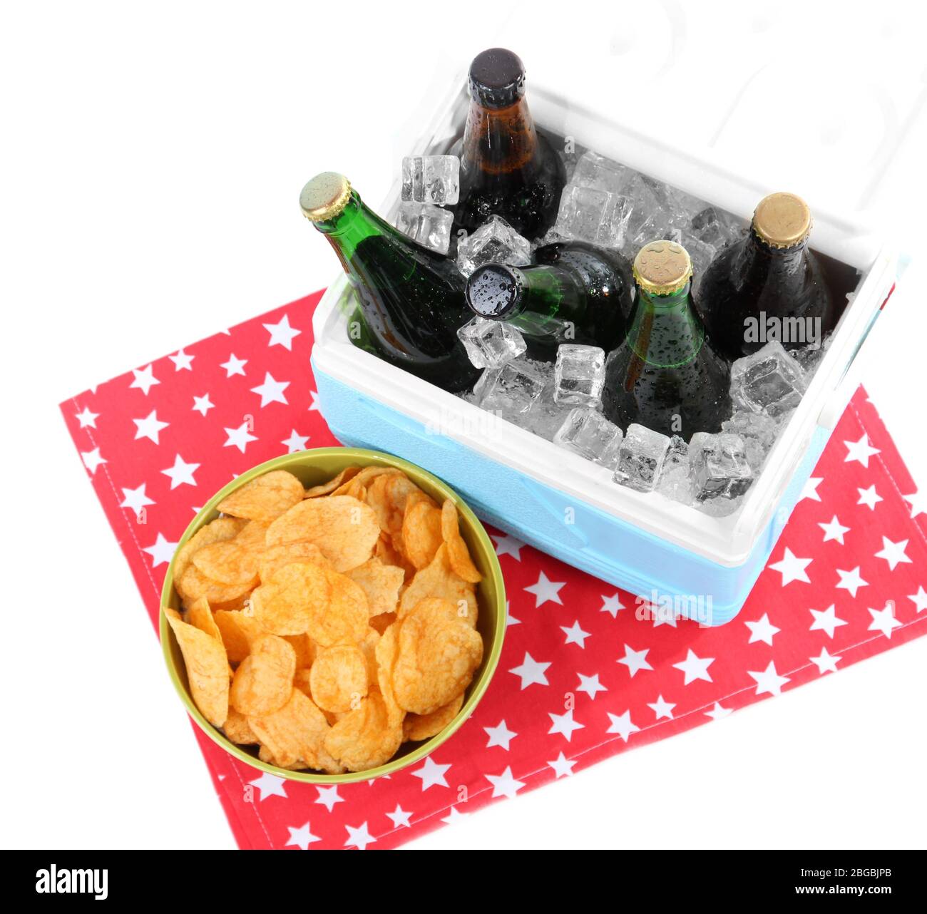 Glacière pleine de boissons dans des bouteilles sur une serviette de couleur, isolée sur blanc Banque D'Images
