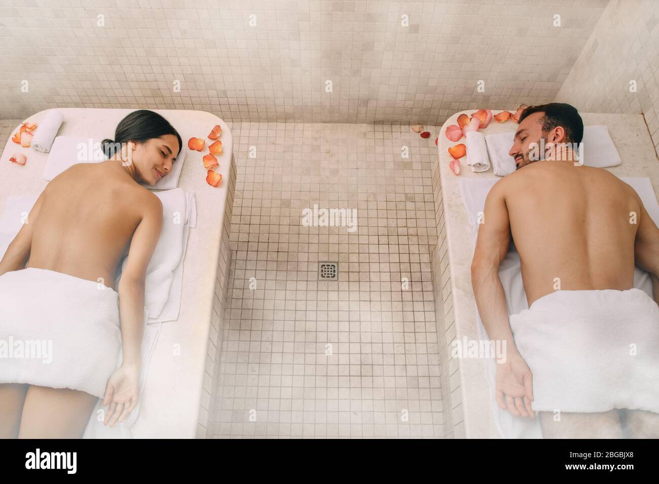 Un jeune couple magnifique a passé du temps libre dans un bain turc. La vapeur chaude réchauffait les corps d'un homme et d'une femme dans un hammam Banque D'Images