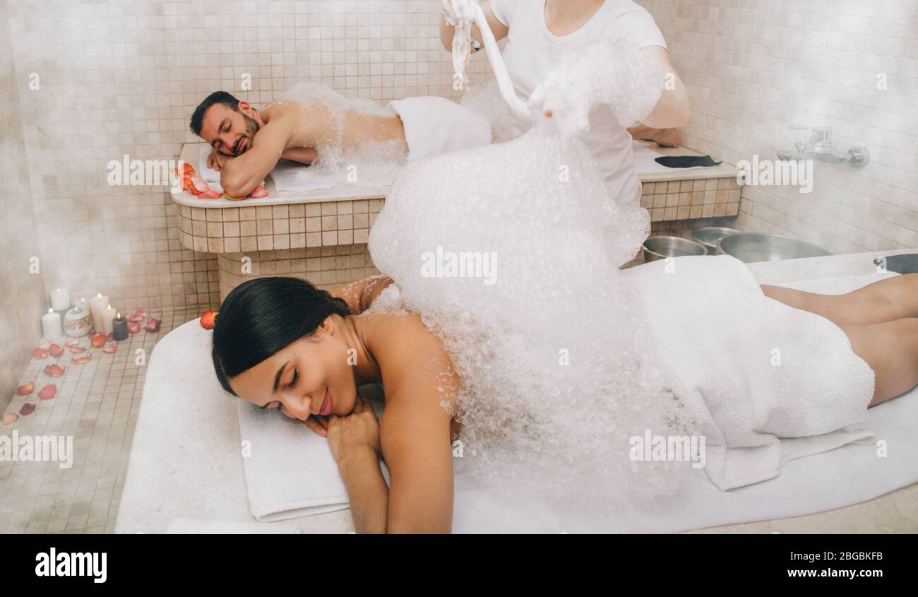 Les clients du hammam bénéficient d'un massage à la mousse dans un bain turc. Les procédures dans le bain oriental améliorent la peau et arrêtent le processus de vieillissement Banque D'Images