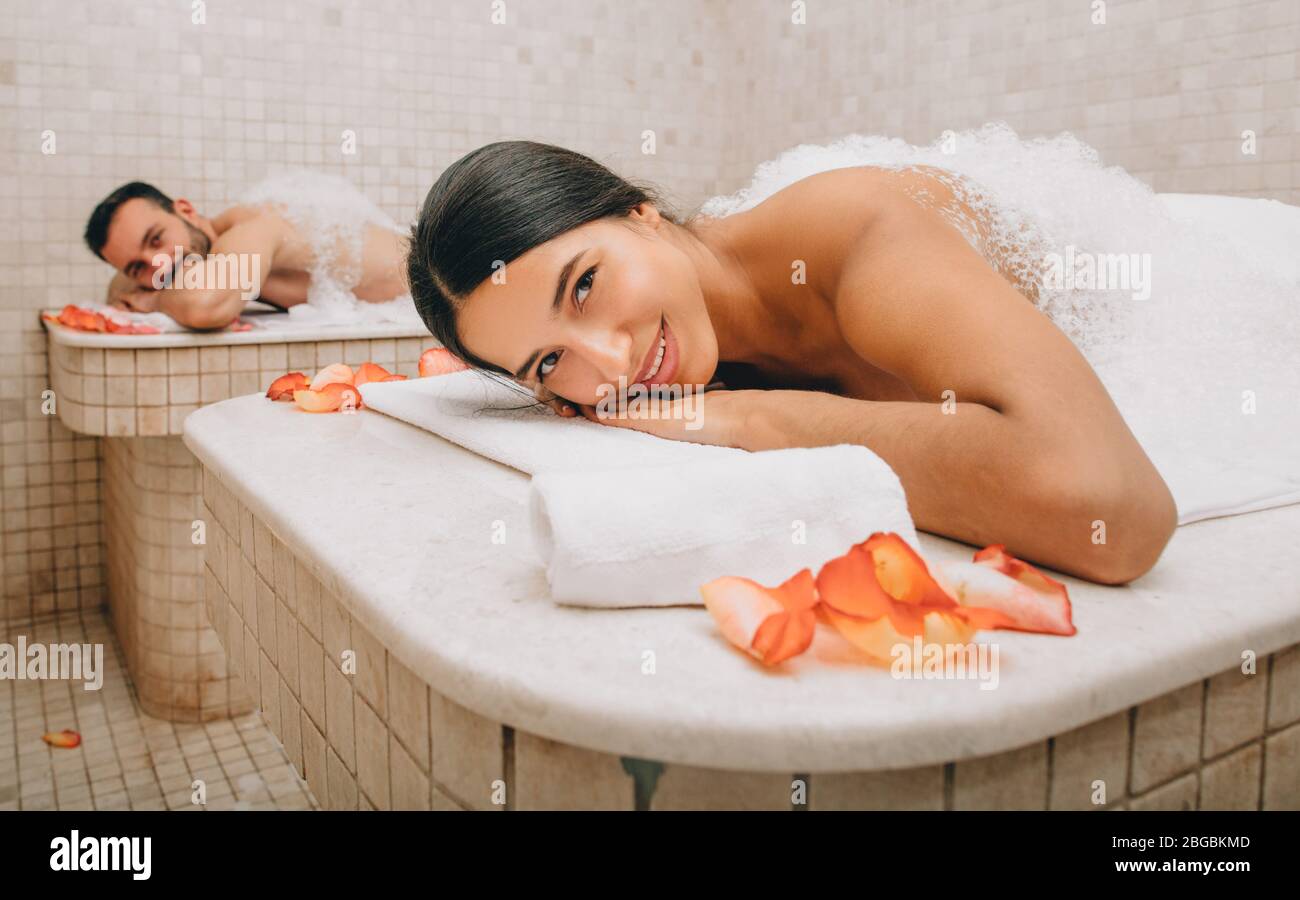 Belle femme et son petit ami jouissent d'un bain turc. La vapeur chaude réchauffait les corps d'un homme et d'une femme dans un hammam Banque D'Images